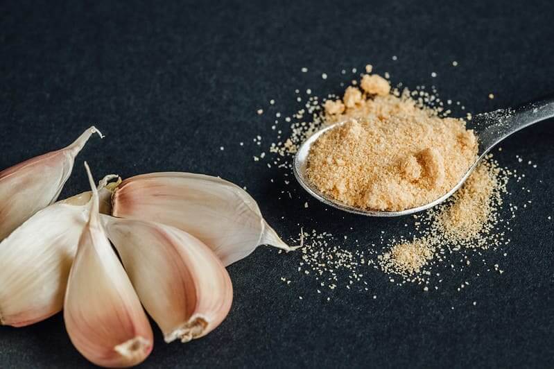 garlic cloves and a spoon of garlic powder